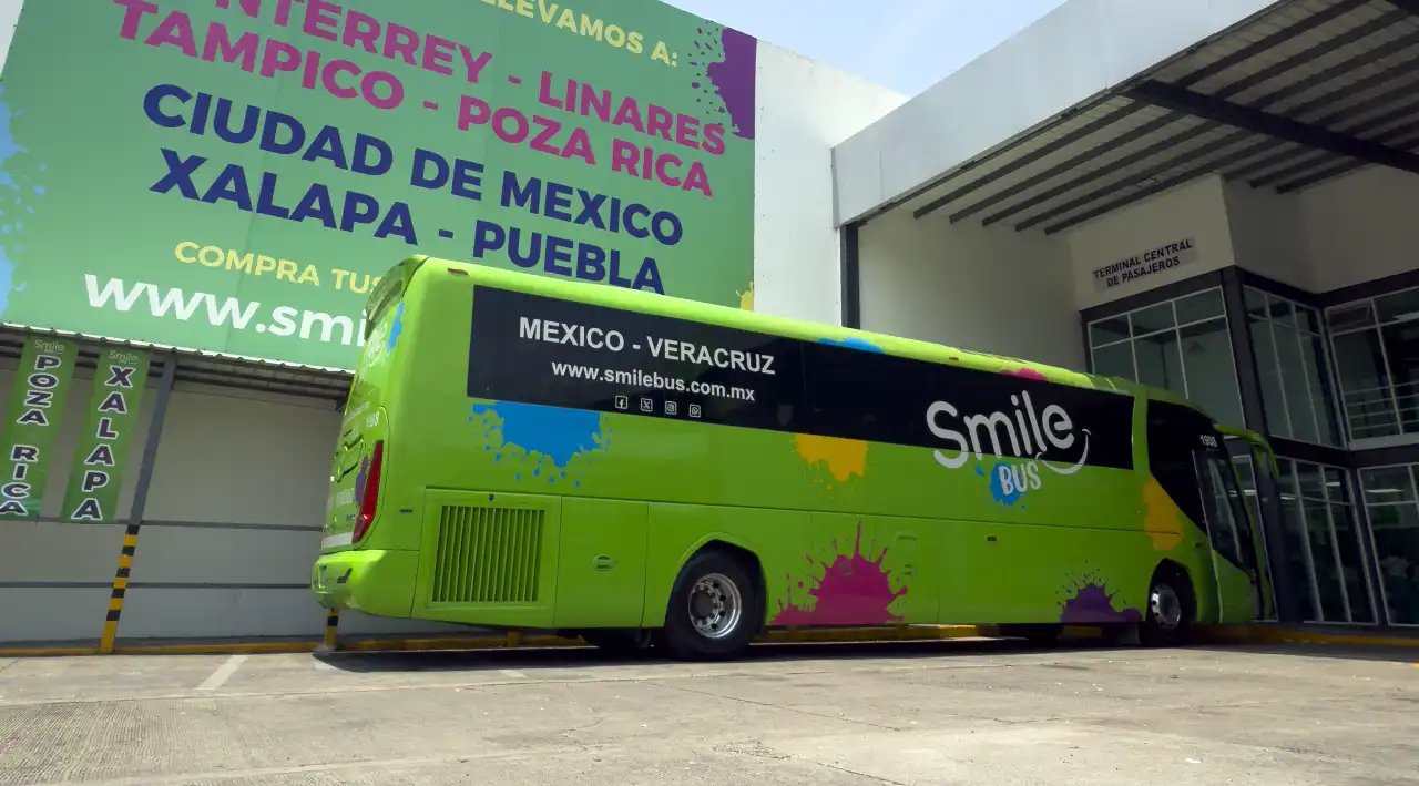 Autobús de Smile Bus estacionado en el punto de abordaje de la Terminal Central de Pasajeros en Veracruz.