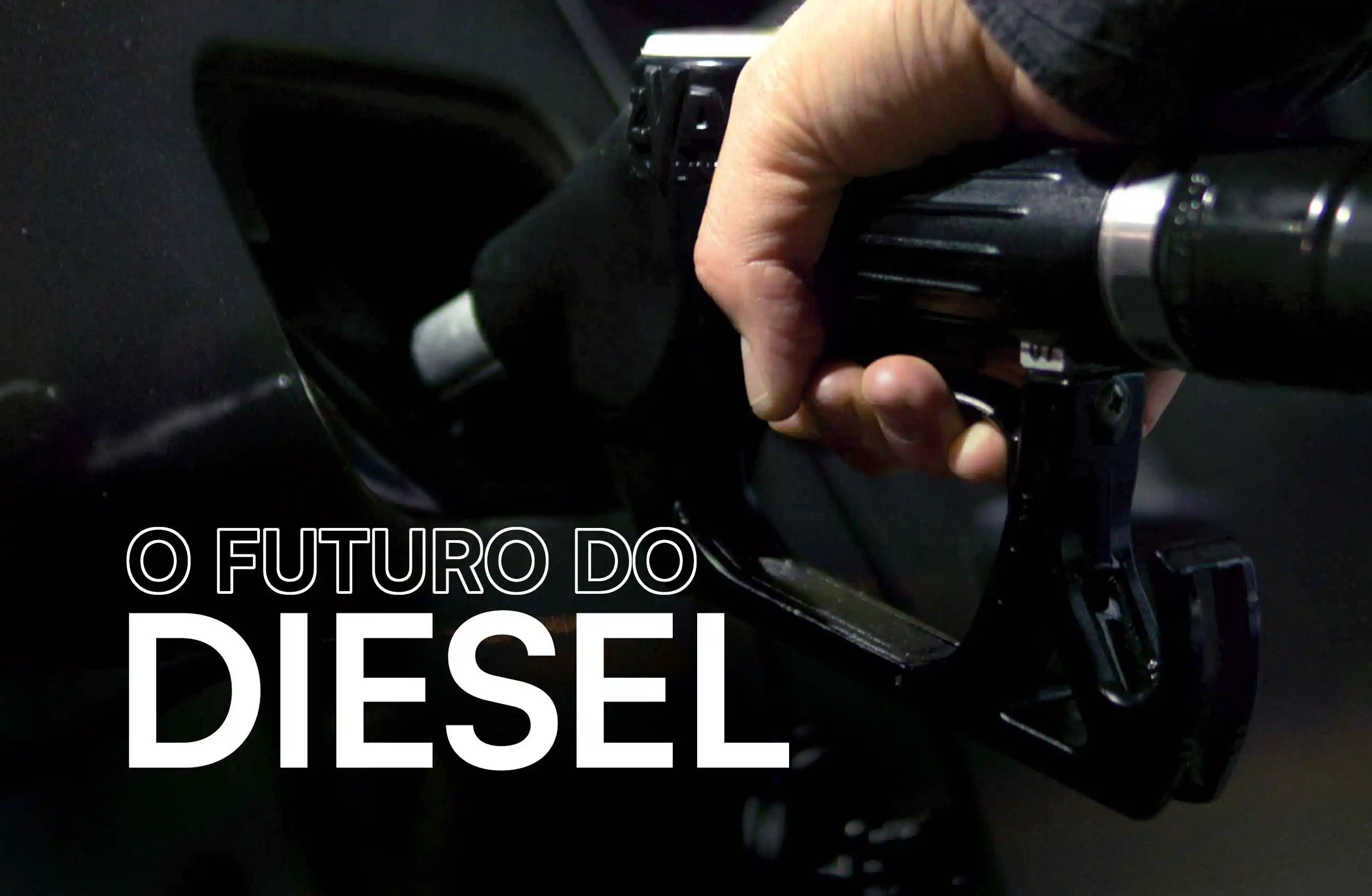 Pessoa a abastecer um carro a diesel com uma bomba de combustível, com o texto 'O Futuro do Diesel', ilustrando o artigo 'Importar Carros a Diesel em 2025: Ainda Vale a Pena?'