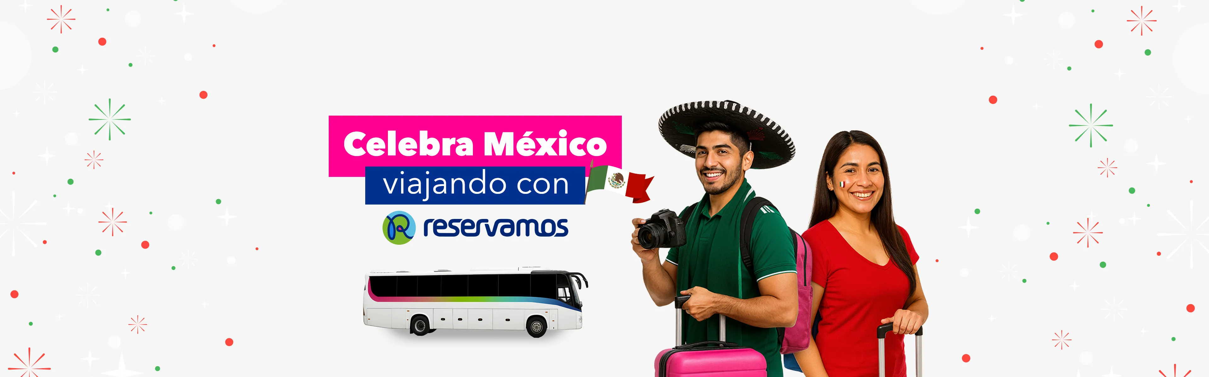 Pareja de viajeros sonrientes celebrando frente a un autobús, en un banner con el texto "Celebra México viajando con Reservamos".