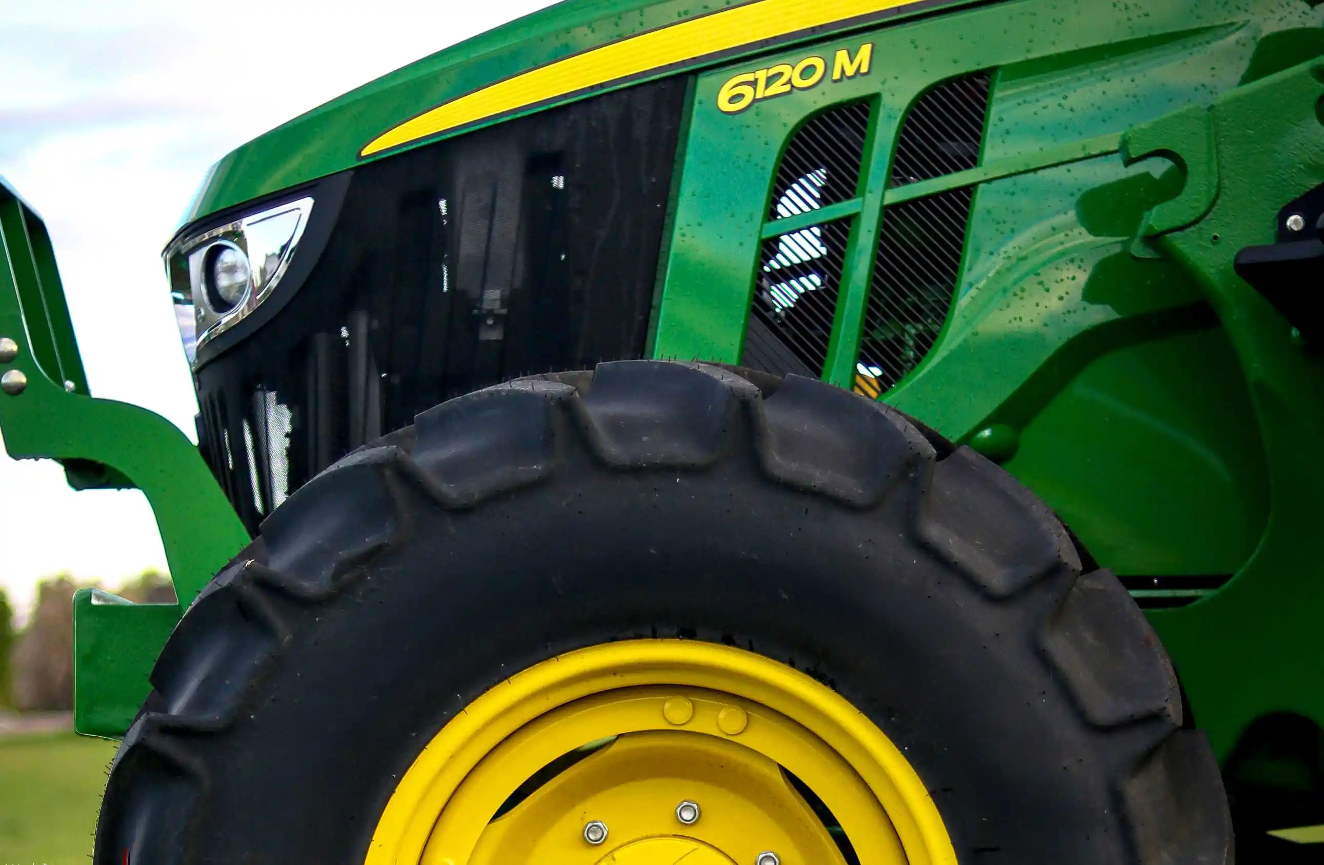 Foto de un tractor John Deere verde en un campo