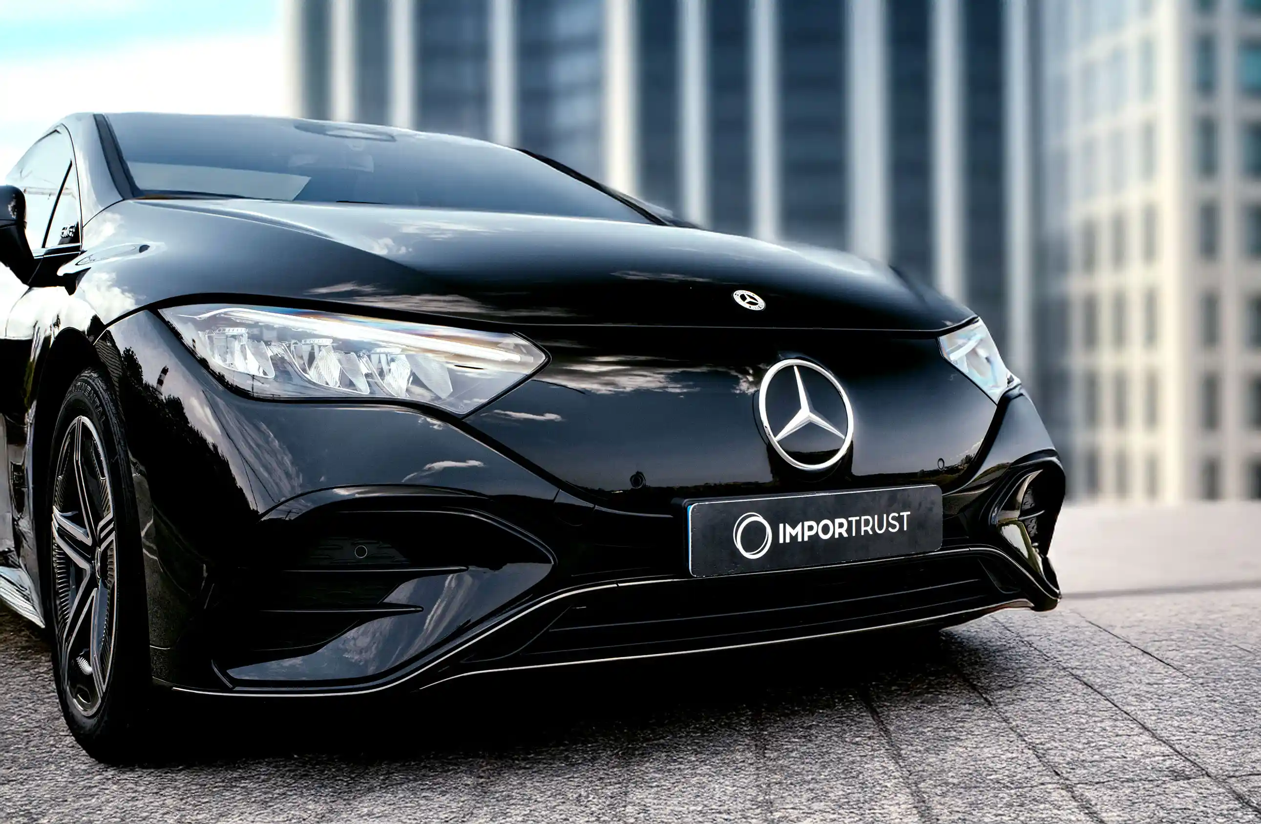 Fotografia de um Mercedes-Benz EQ 300 preto, com a matrícula da Importrust