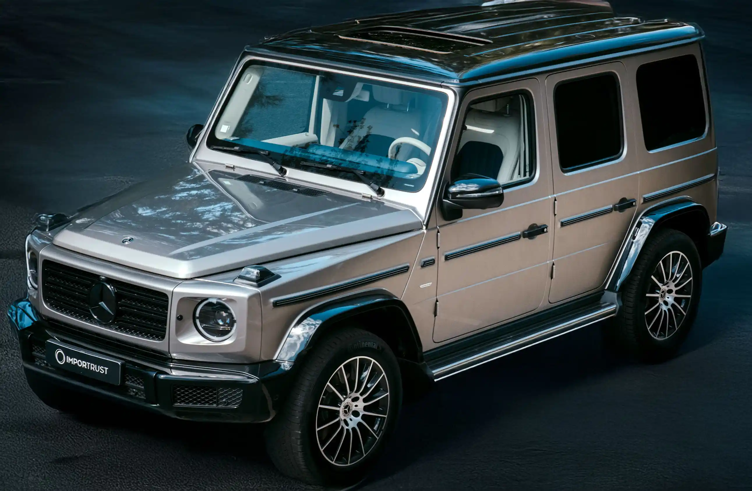 Foto de un jeep Mercedes-Benz G500 gris, con matrícula de Importrust