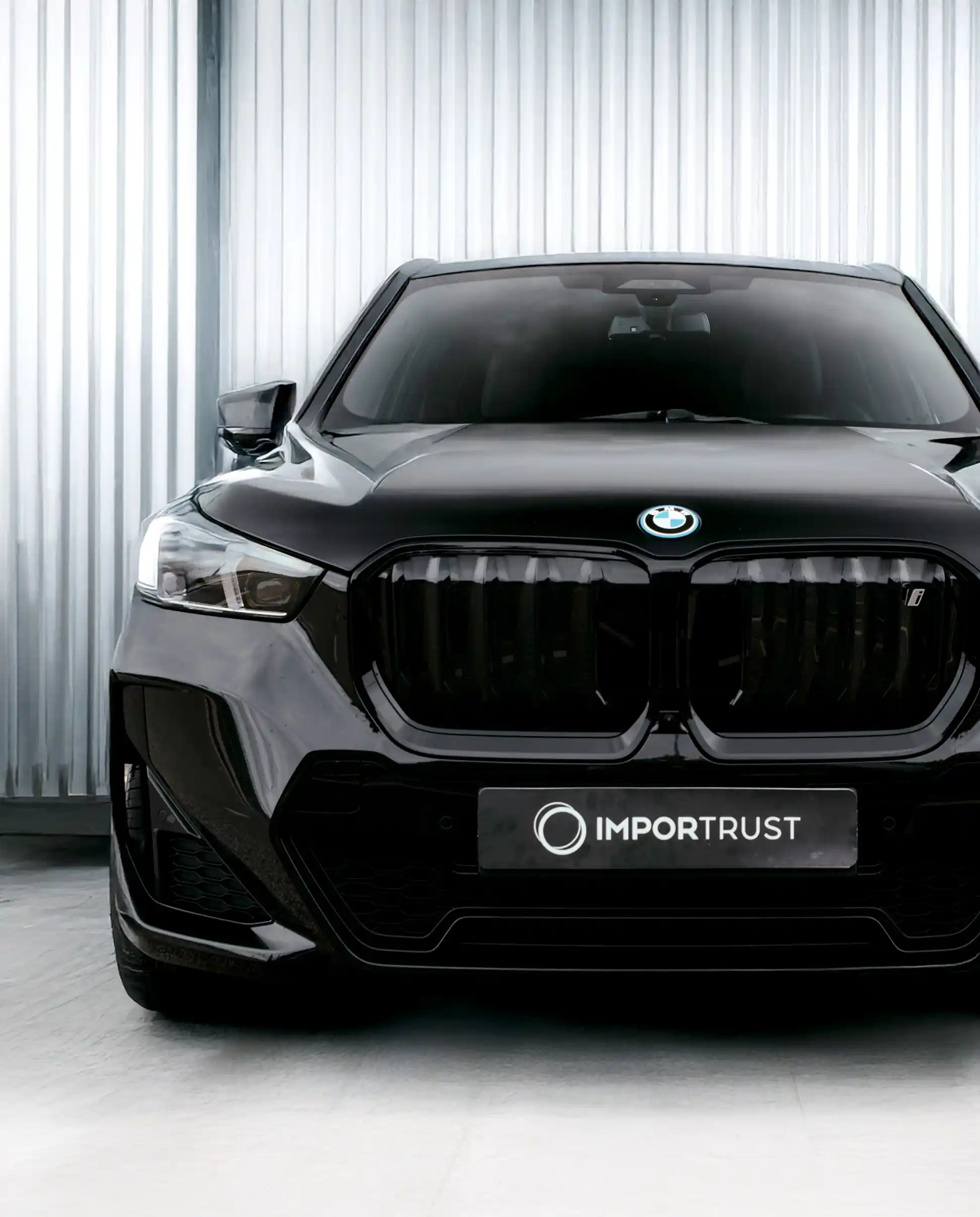 Foto de un coche BMW X3 negro, con matrícula de Importrust