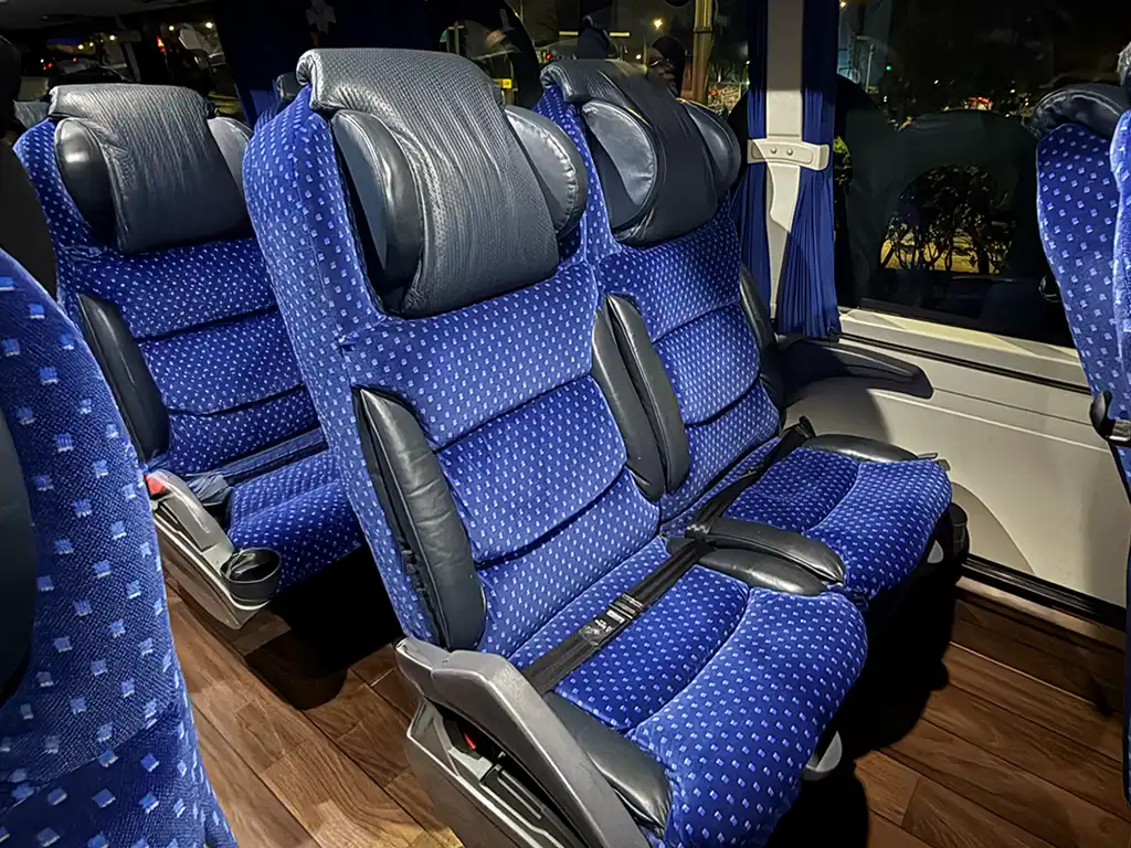 Asientos más amplios y confortables del servicio Ejecutivo Plus de Smile Bus, ofreciendo mayor comodidad en el viaje.