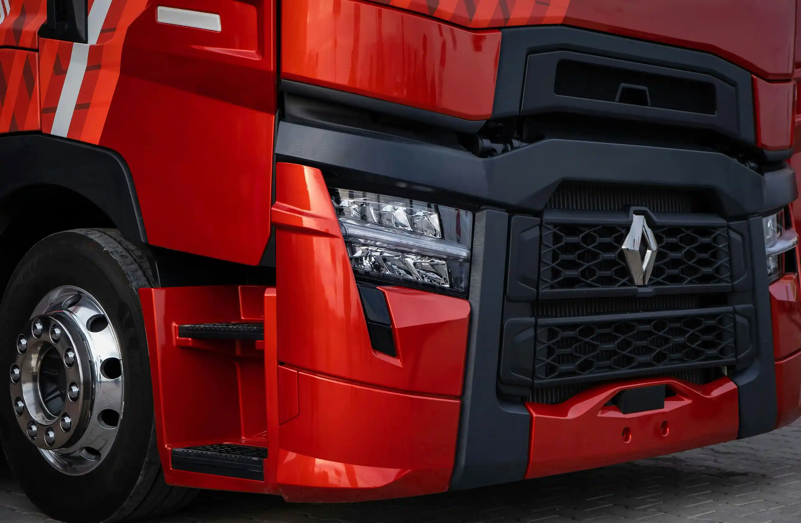 Fotografia da frente de um camião vermelho da Renault