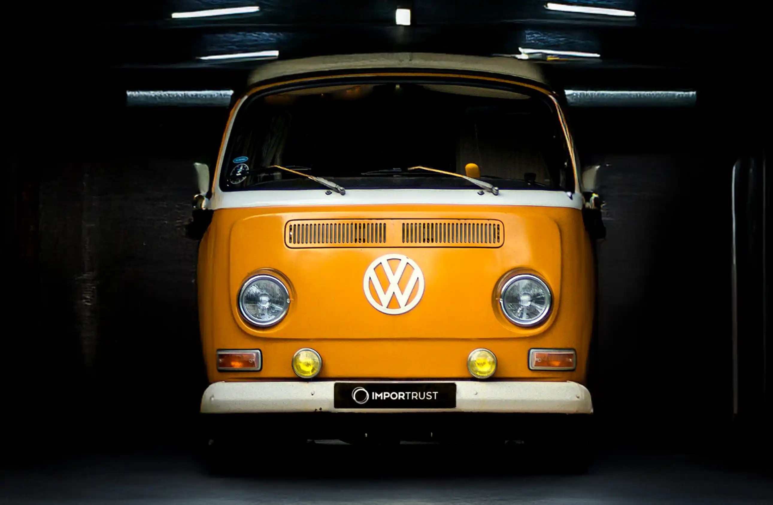 Foto de un Volkswagen Westfalia de 1969, amarillo tostado, en un garaje