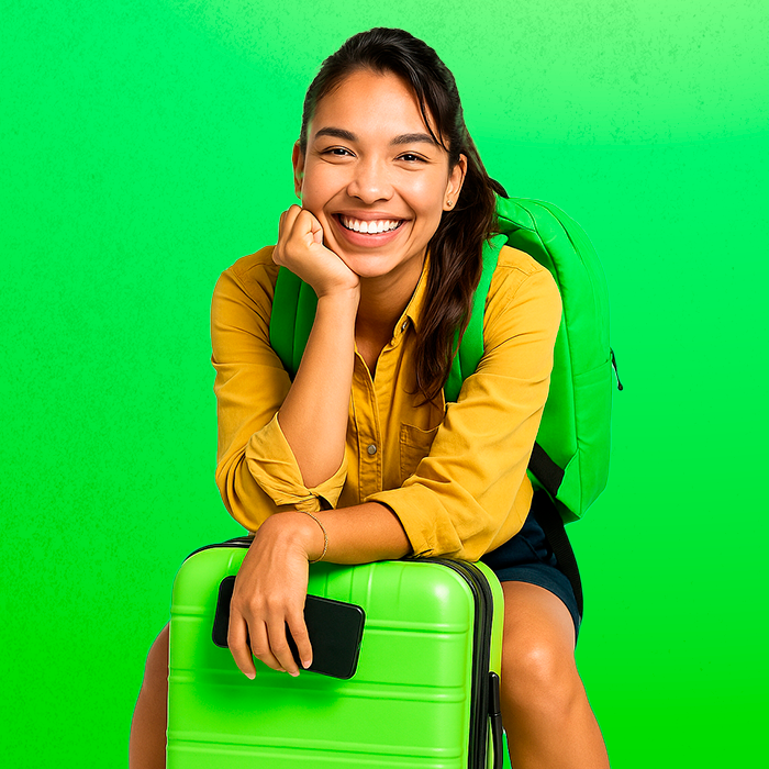 Viajera joven sonriendo, feliz de ahorrar en su boleto de autobús gracias a la promoción de compra anticipada.