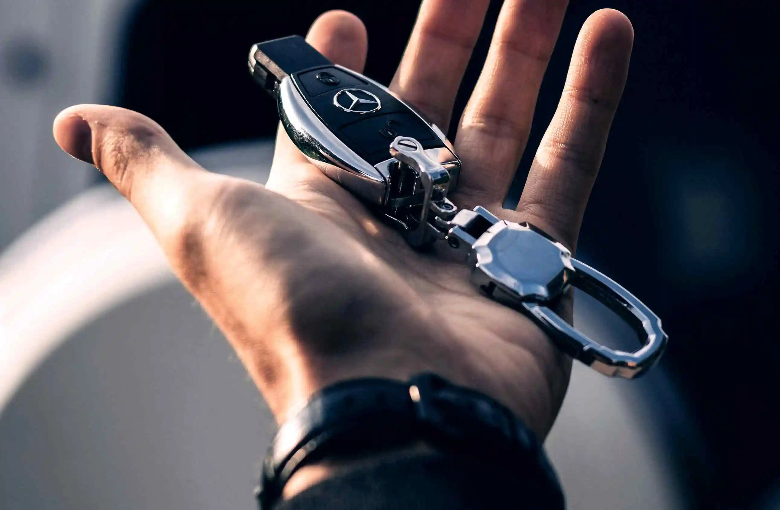 Fotografia de um Volvo XC90 cinzento com a matrícula da Importrust