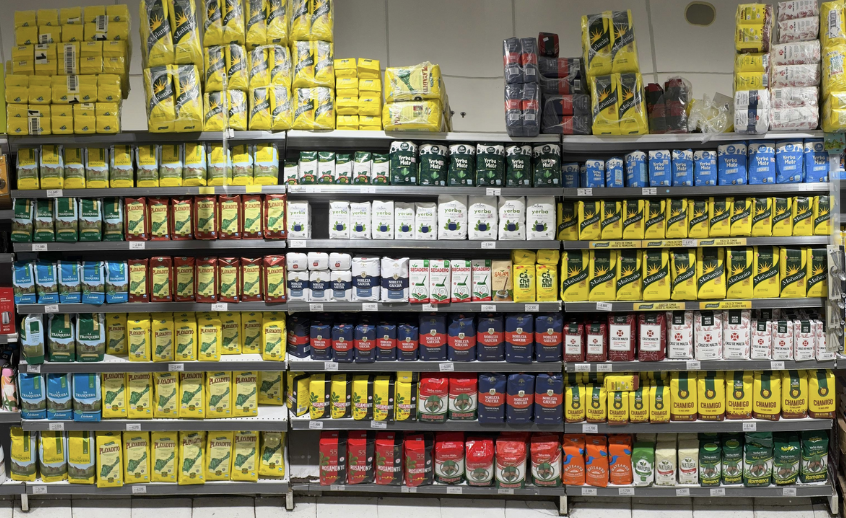 Góndola de yerba mate relevada en CABA