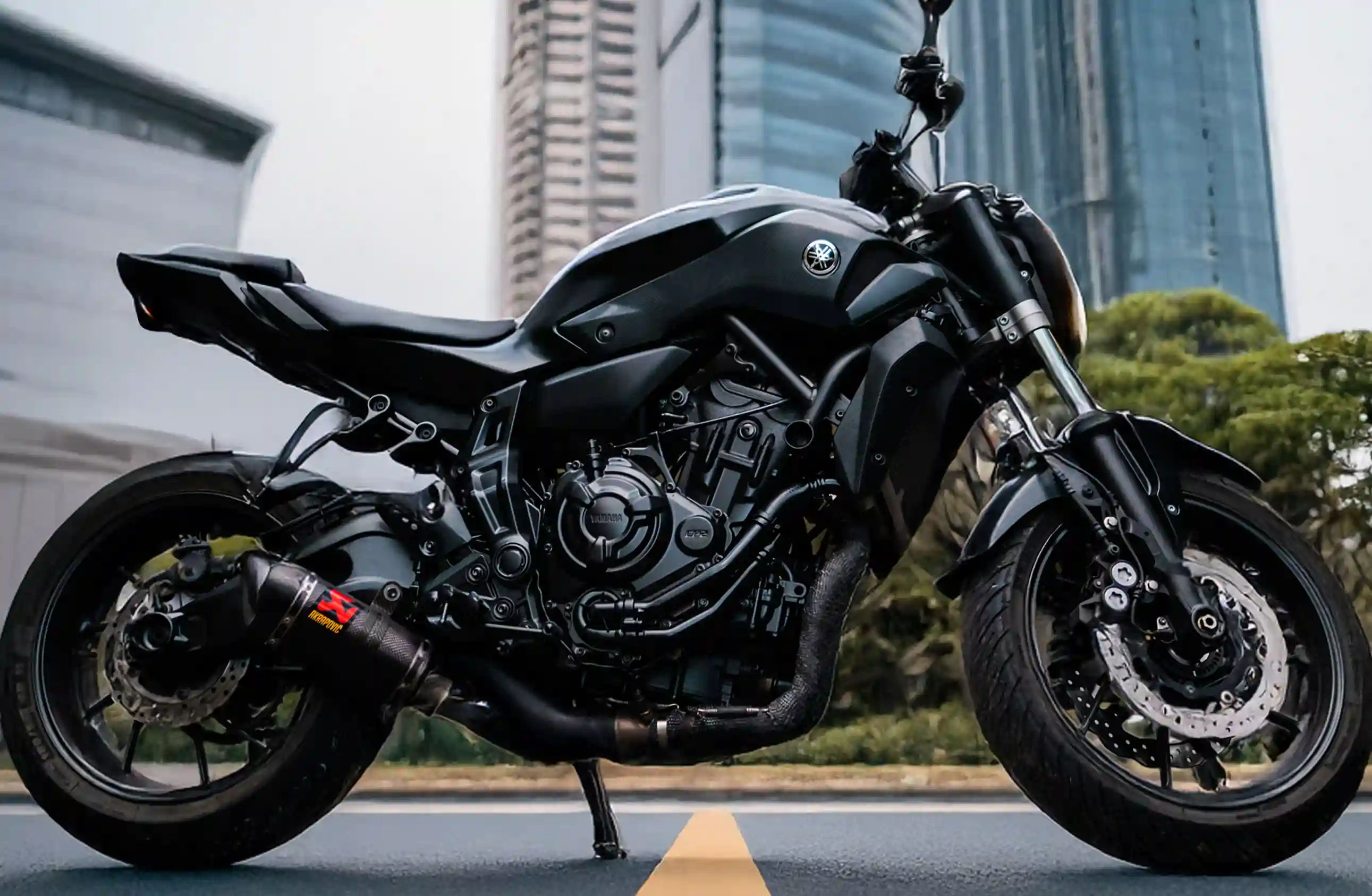 Fotografia de uma mota Yamaha FZ25 preta, numa paisagem urbana