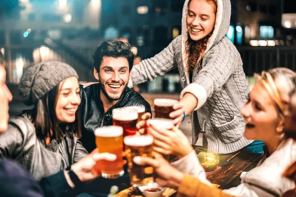 Amigos disfrutando de una cerveza, en su fin de semana 