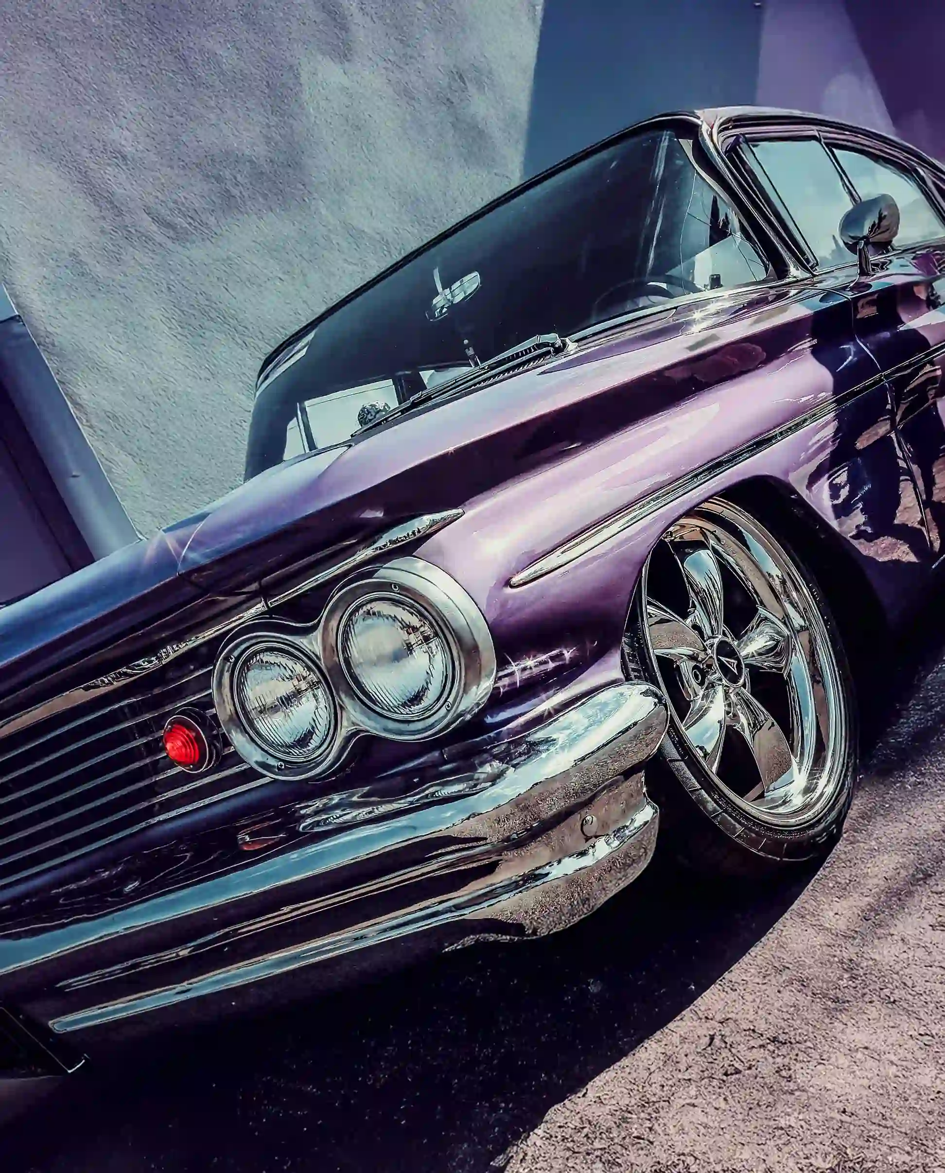Fotografia de um Toyota GT86 roxo, numa rua rural